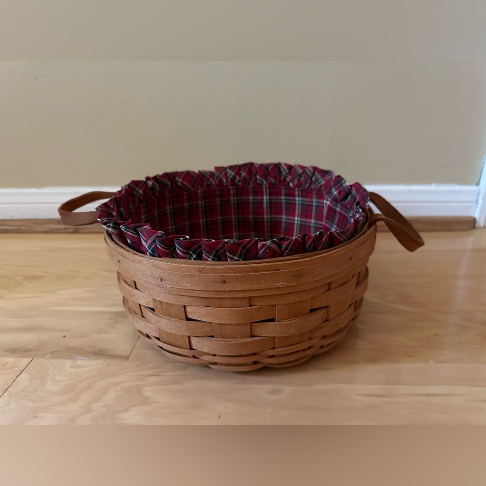 Round Longaberger basket with leather handles and removable fabric insert. - Picture 1 of 4